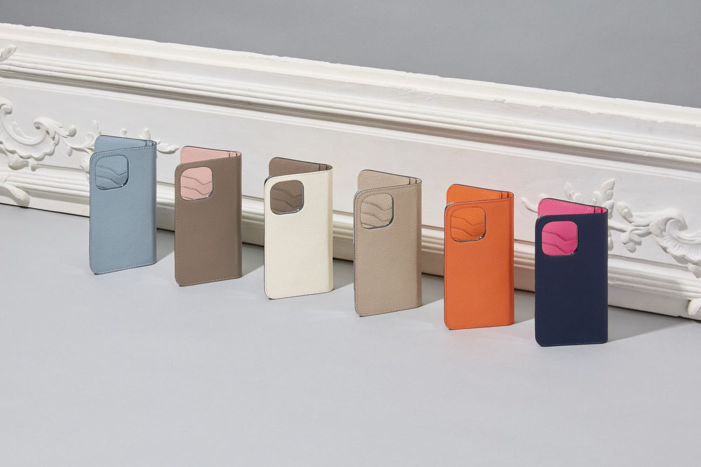 A large number of different folding leather cases for the iPhone