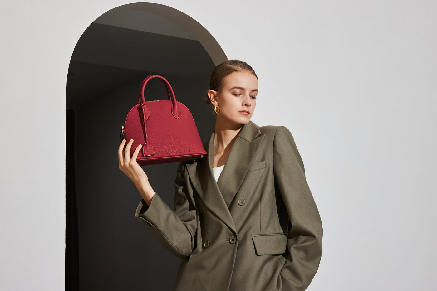 An elegant businesswoman carries a high-quality leather handbag from BONAVENTURA