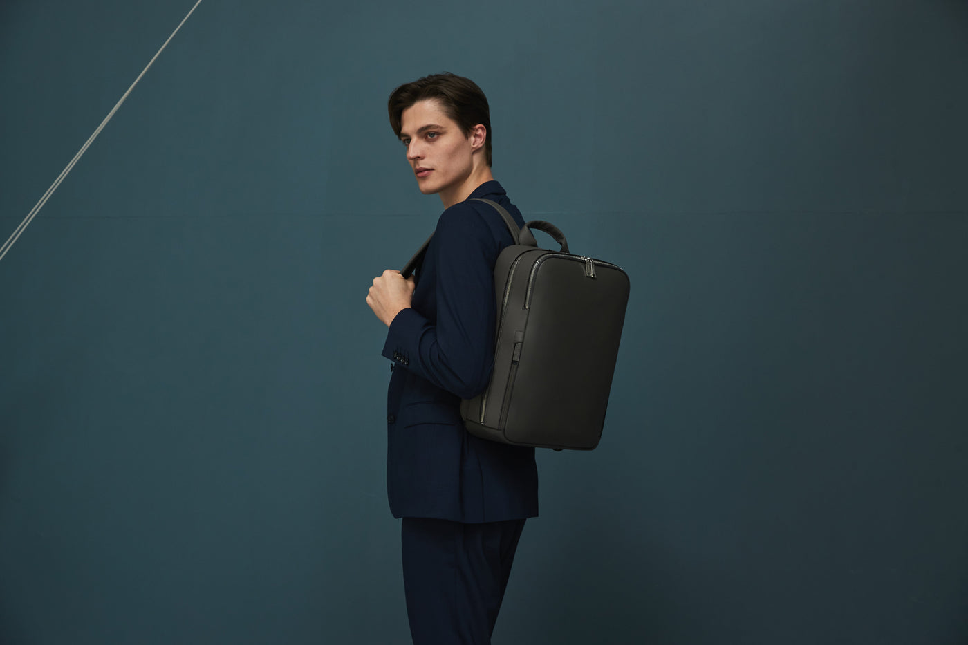 Modern businessman with a stylish David backpack from BONAVENTURA for everyday office life