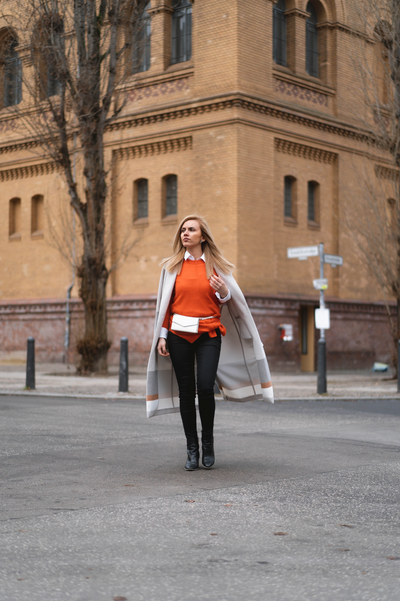 Biele tašky cez rameno pre ženy: Príručka o štýle a kombináciách
