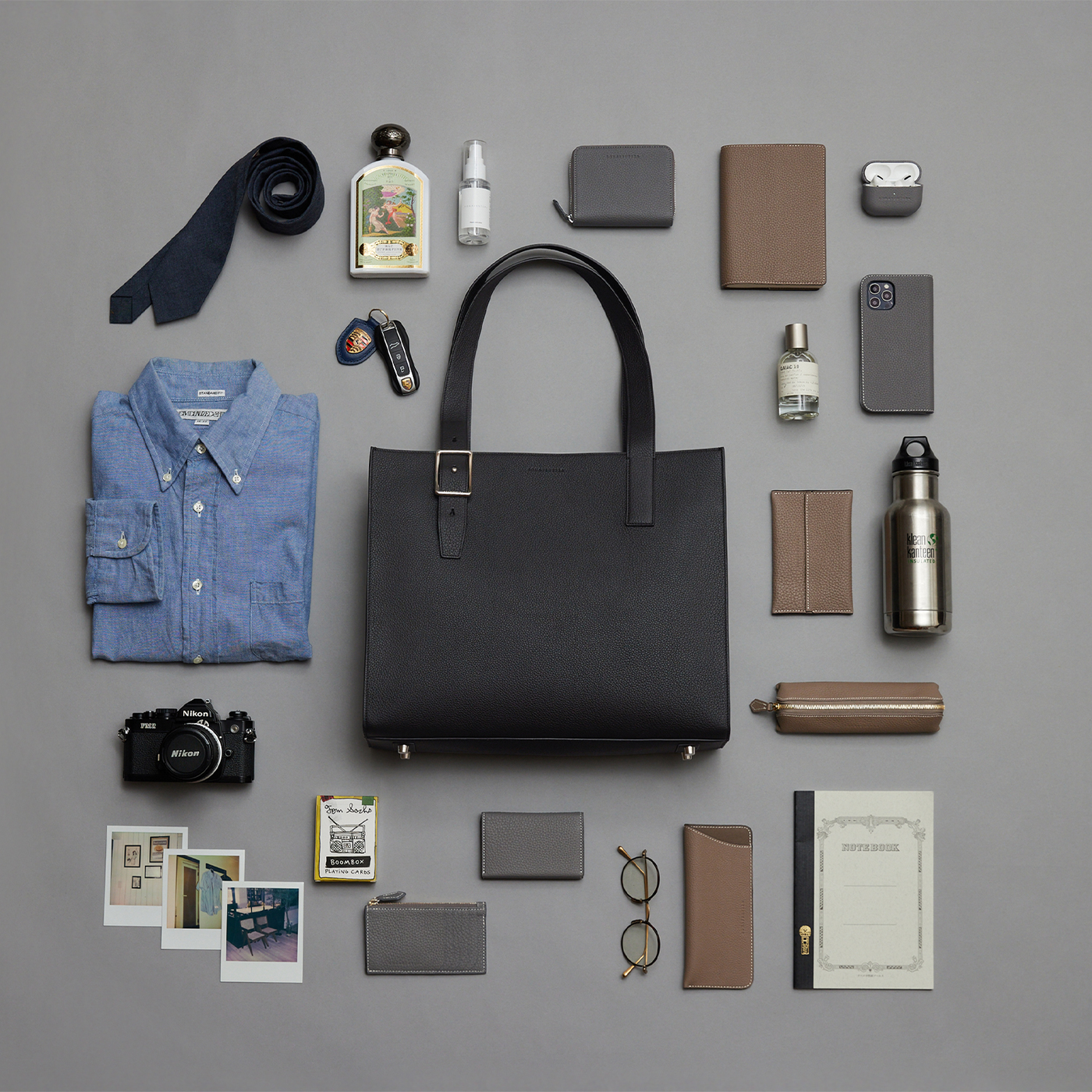 Organized BONAVENTURA leather travel bag with travel essentials.