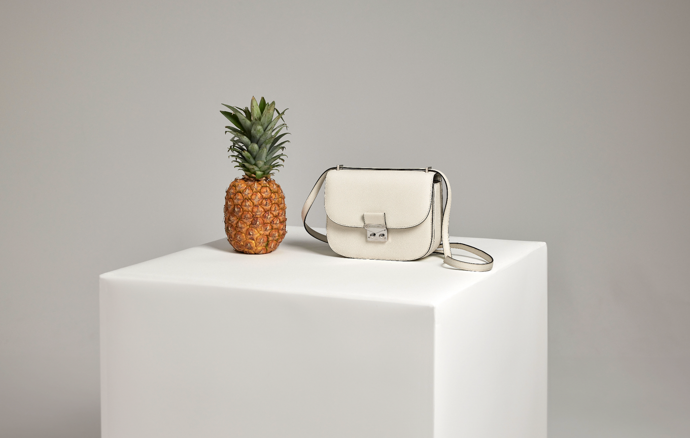 Elegant BONAVENTURA leather handbag made from sustainable full-grain leather.