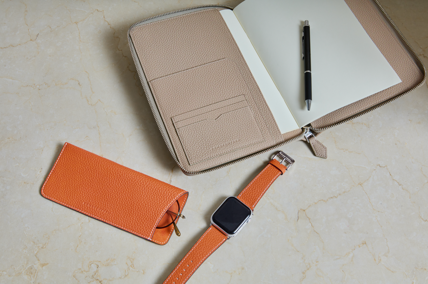 Elegance at work: the must-have leather accessories for the office-BONAVENTURA