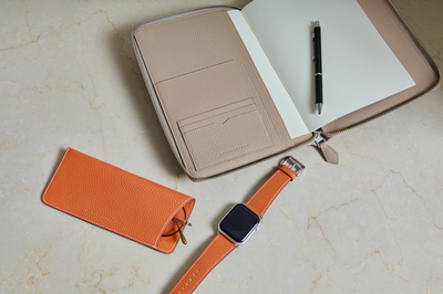 Elegance at work: the must-have leather accessories for the office