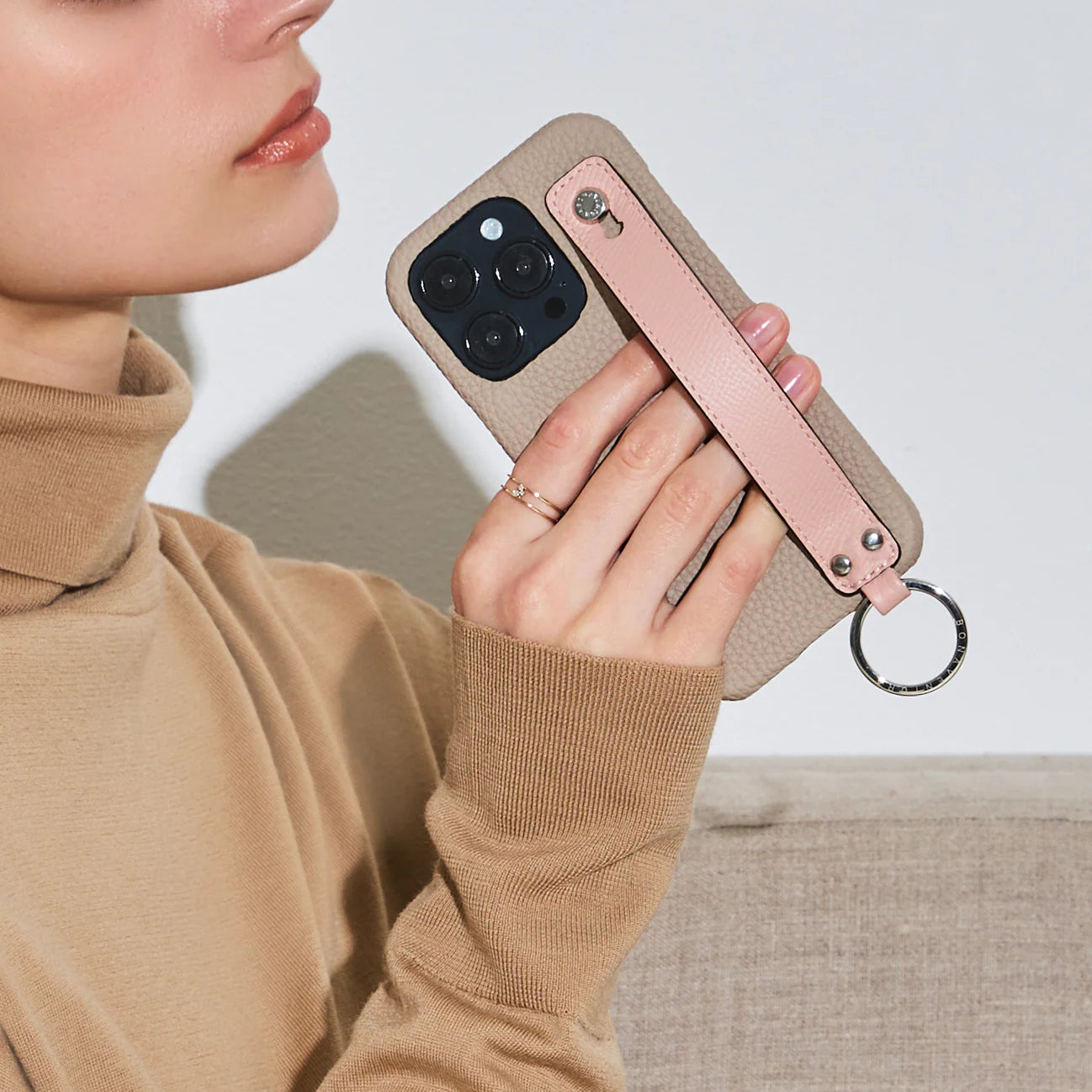 Fjord Back Cover with Handle (iPhone 16 Pro Max) | BONAVENTURA Fjord Back Cover with Handle (iPhone 16 Pro Max) | BONAVENTURA